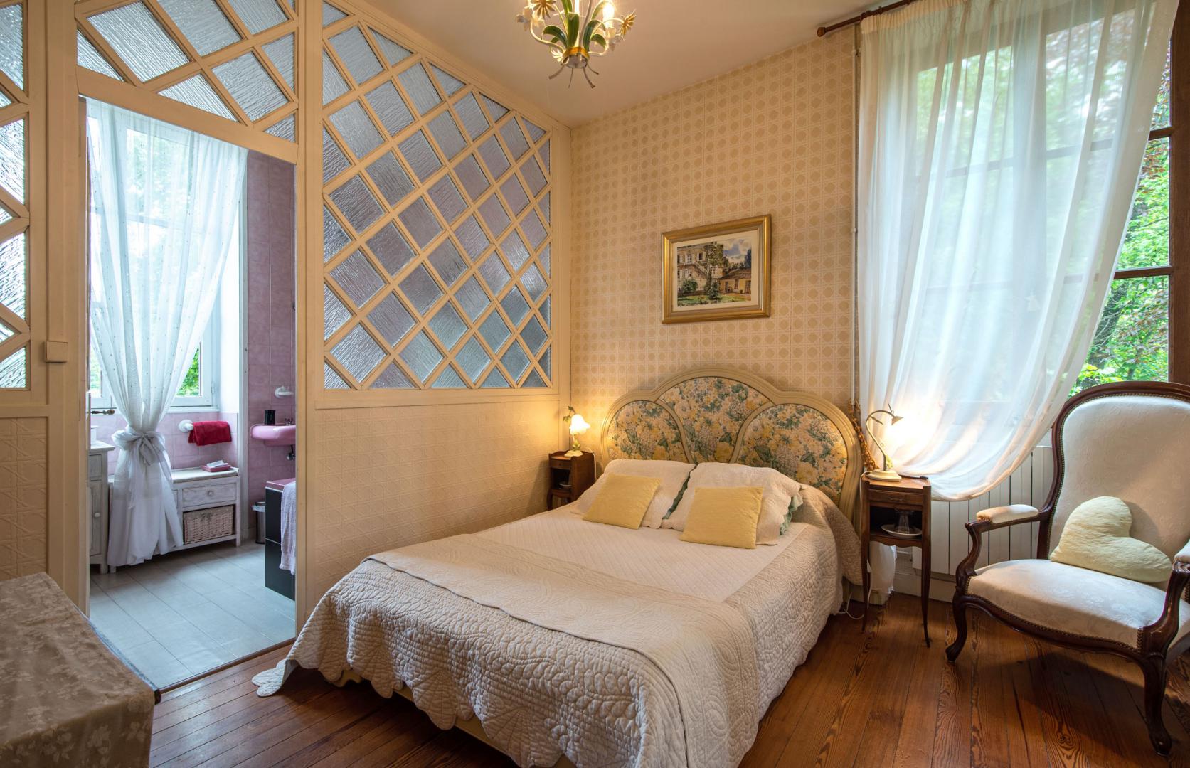 Chambre Narcisse aux tons pastels, très calme, avec vue sur le parc, située au premier étage de la maison principale. photo 16