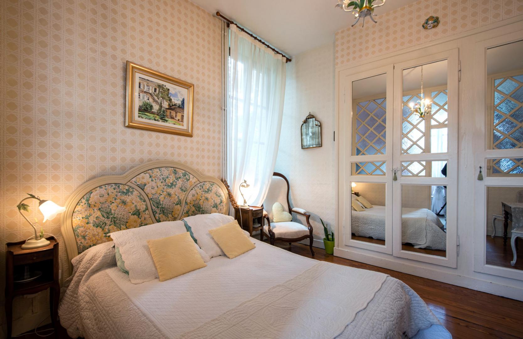 La chambre Narcisse et son lit double sauront vous envelopper de leur conviviale douceur. photo 17