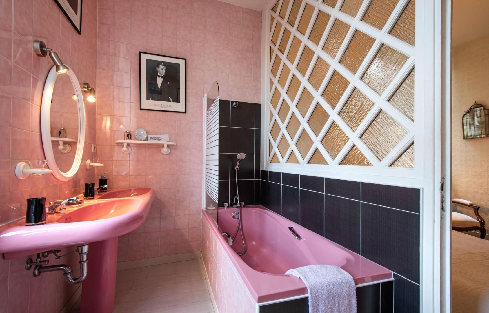 Salle de bain privative de la Chambre Narcisse (avec wc) sur le thème du cinéma, séparée de la chambre par une claustra. photo 19