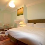 Chambre verte au 1er étage avec salle d'eau privative et WC Chambre verte au 1er étage avec salle d'eau privative et WC
