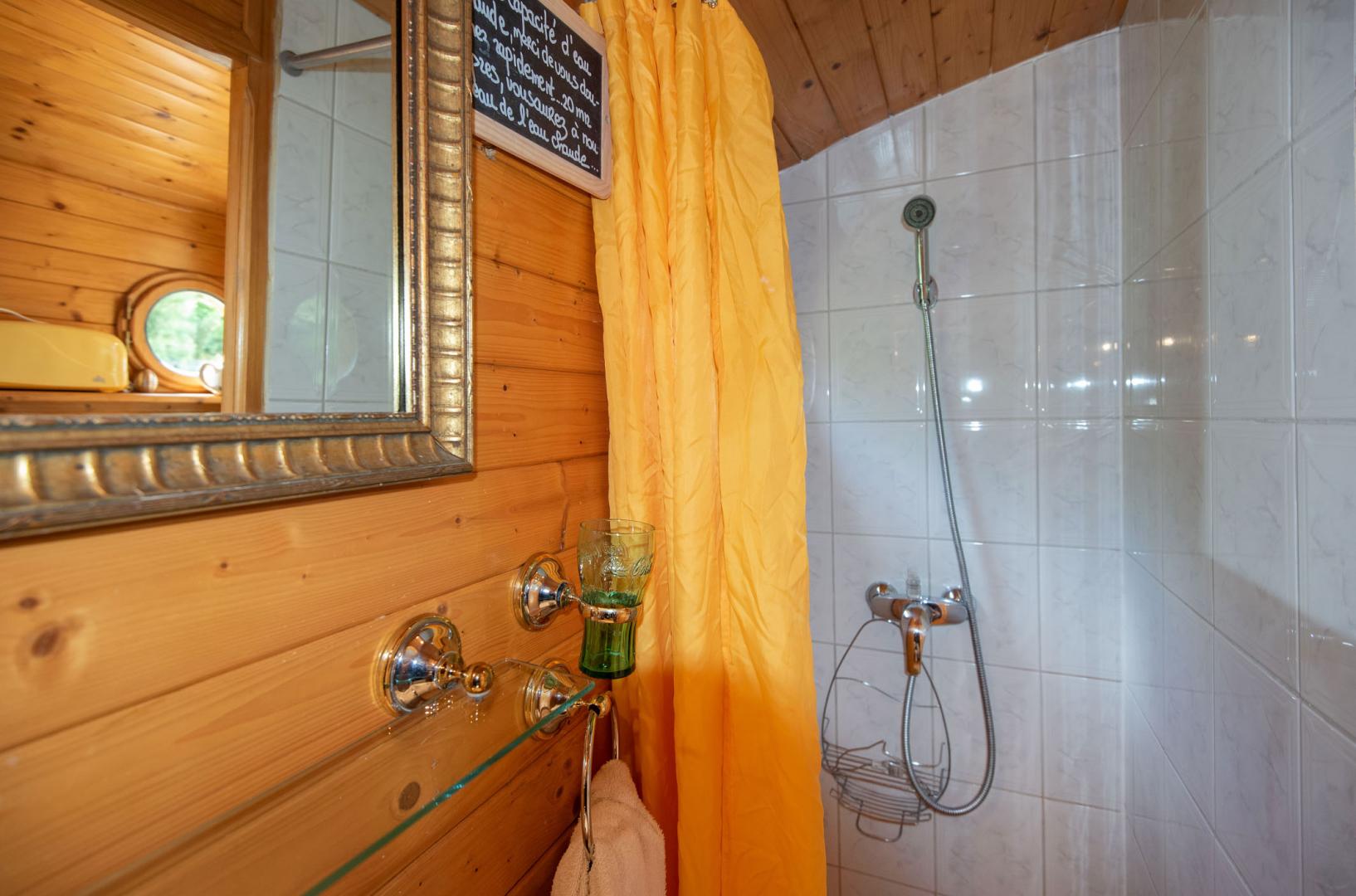 Salle de bain avec douche et wc fermés privatifs. photo 36