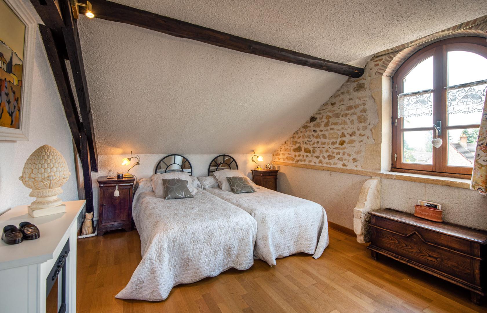 La chambre Glycine est une chambre chaleureuse et mansardée avec deux lits séparés (possibilité de les jumeler), au deuxième étage de la maison principale. photo 11