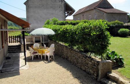 Cour et pelouse (bâtiment agricole en arrière plan, sans aucune exploitation) Gîte n°1495 Passy - Saône-et-Loire - Cour et pelouse (bâtiment agricole en arrière plan, sans aucune exploitation)